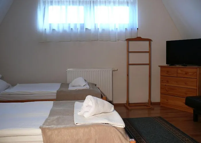 לינה וארוחת בוקר Kadarta Vendeglo Panzio 3*